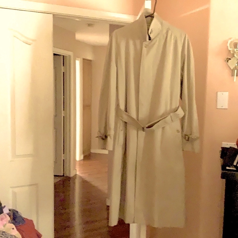 Beautiful Burberry London Men's vintage traditional plaid trenchcoat size 38L